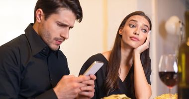 دراسة تحذر من عادة أثناء استخدام الهاتف المحمول تفسد الحياة الزوجية