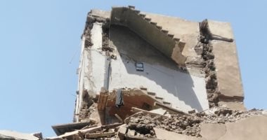 إصابة شخص تصادف مروره بجوار منزل انهار جزئيا فى الجمالية.. صور إصابة شخص تصادف مروره بجوار منزل انهار جزئيا
