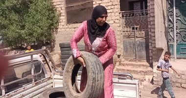ملكة الكاوتش فى بنى سويف.. نورا أرملة تقود ربع نقل بعد وفاة زوجها.. تجمع الكاوتش من الفجر وتقطعه بمنشار أمام منزلها.. أم لـ4 أبناء تواجه تحديات السوق بين الرجال.. نجحت فى محو أميتها وحصلت على دبلوم.. فيديو وصور