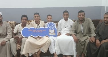 4 أصدقاء يتحدون الزمن.. يسردون القرآن كاملًا في 5 ساعات بقنا.. فيديو