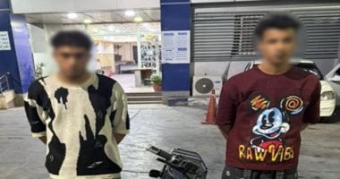 مشهد مثير فى عين شمس.. شابان يعتديان على شخص فى الشارع "للمزاح" المتهمان