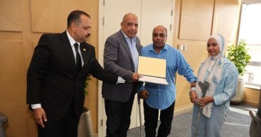 وزير الكهرباء يسلّم العاملين المتميزين شهادات تقدير ورحلات عمرة مجانية.. صور