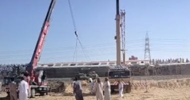رفع عربات قطار مطروح بعد خروجها عن القضبان.. صور رفع عربات القطار