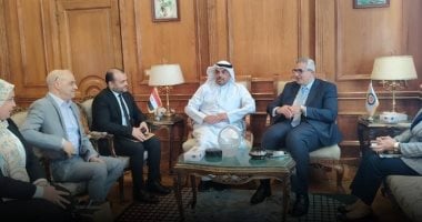 أمين الأعلى للجامعات يبحث تعزيز التعاون مع رئيس المكتب الثقافى الكويتى بالقاهرة جانب من اللقاء