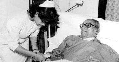 ولادة ثانية فى عُمر مديد.. محاولة الاغتيال بداية جديدة لصاحب نوبل بعدما تخطّى الثمانين.. نجيب محفوظ استكشف العالم مرة أخرى بتعلم الكتابة بيده اليسرى.. وتمرّد على العجز بـ«أحلام فترة النقاهة» نجيب محفوظ