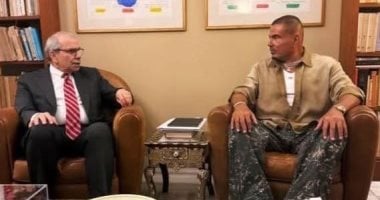 عمرو دياب يزور نواف سلام رئيس وزراء لبنان بمنزله على هامش حفله فى بيروت عمرو دياب ورئيس وزراء لبنان