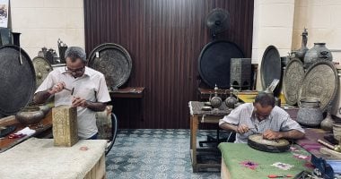 بين المطرقة والإزميل.. شقيقان يرويان قصة عشق النحاس منذ الطفولة وحتى الاحتراف: بنشكل من المعدن تحف وأنتيكات.. رسوماتنا تتنوع بين الفرعونى والفارسى والإسلامى.. المنتج المصرى يحظى بتقدير العالم.. صور شقيقان يرويان قصة عشق للنحاس منذ الطفولة وحتى الاحتراف