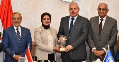 جامعة قناة السويس تتسلم درع جائزة مصر للتميز الحكومى