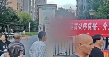 سيدة تعلق لافتات شكر أمام منزل صديقتها لخيانتها مع زوجها لمدة 5 سنوات