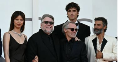 لمدة 13 دقيقة.. تصفيق حار لفيلم Frankenstein في مهرجان فينيسيا السينمائي