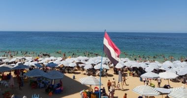 انخفاض الإقبال على شواطئ الإسكندرية بنهاية أغسطس.. رفع الراية الخضراء شرقا والصفراء غربا للسباحة بحذر.. إدارة المصايف: تغيير لون الرايات تبعا لحالة البحر يوميا.. ونناشد المصطافين عدم نزول البحر بعد السابعة مساء شواطئ الإسكندرية