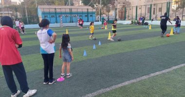 مدير الشباب والرياضة بسوهاج يتابع مشروع تدريب الفتيات "ألف بنت ألف حلم"