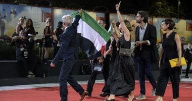 غزة فى قلب مهرجان فينسيا السينمائي بدورته الـ 82.. علم فلسطين على السجادة الحمراء وشارات "فلسطين حرة" تجوب أروقة المهرجان.. ونجوم إيطاليا يدينون ممارسات الاحتلال الإسرائيلي وسياسة التجويع داخل القطاع.. صور علم فلسطين على السجادة الحمراء لمهرجان فينسيا