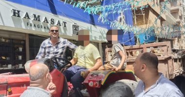 ضبط جرار بمقطورة فى المنصورة يلقى المخلفات الصلبة بالطريق العام