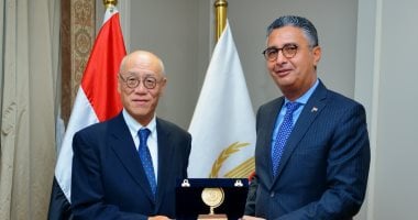 وزير التموين يبحث مع السفير الياباني بالقاهرة سبل الاستثمار في الصناعات الغذائية الدكتور شريف فاروق وزير التموين مع السفير اليابانى