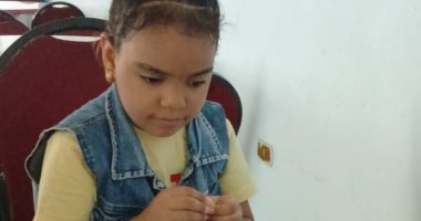 أنامل من ذهب.. "شروق" طفلة كفيفة تبدع في تصنيع الهاند ميد بقنا.. فيديو