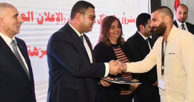 اخبار نيوز : 
                                            وزير الإسكان يسلم عددا من عقود وحدات المبادرة الرئاسية 