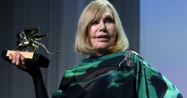 مهرجان فينسيا يمنح النجمة الأسطورية كيم نوفاك جائزة الأسد الذهبي كيم نوفاك