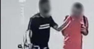 بعد انتشار لقطات للواقعة.. الحبس 6 سنوات للمتهم بسرقة هاتف من شاب وتهديده بسلاح فى الأميرية جانب من واقعة السرقة