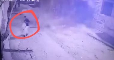 كاميرا مراقبة توثق نجاة شاب فى انهيار أجزاء من عقار بالقبارى الإسكندرية.. فيديو - اليوم السابع