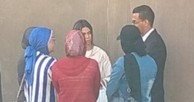 وصول المجنى عليهما فى حادث مطاردة فتيات بطريق الواحات لمحكمة أكتوبر المجنى عليهن فى حادث طريق الواحات