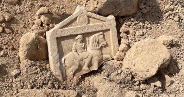 اكتشاف لوحة حجرية محفورة عليها نقش بارز يصور ابن أبولو في تركيا