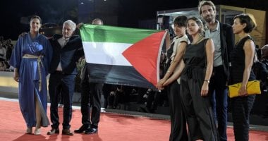 علم فلسطين يتصدر المشهد على السجادة الحمراء لمهرجان فينسيا السينمائي.. صور علم فلسطين على السجادة الحمراء لمهرجان فينسيا السينمائي