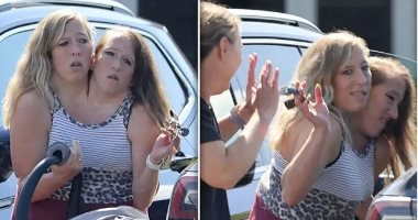 ظهور التوأمتين الملتصقتين تحملان طفلا وسط شائعات عن إنجابهما الأول