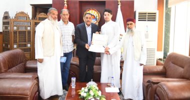 محافظ مطروح يكرم شاب عثر على مبلغ مالى فى حادث قطار الضبعة وسلمه للشرطة