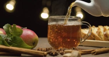 مشروبات دافئة بالقرفة والتفاح لمواجهة تقلب الطقس فى الخريف