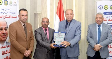 رئيس جامعة المنصورة يكرم أعضاء قافلة "جسور الخير 22" تقديرًا لعطائهم بشمال سيناء