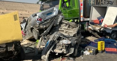 مصرع شخصين وإصابة 8 آخرين فى تصادم سيارة نقل و4 مركبات بالطريق الأوسطى.. صور جانب من الحادث