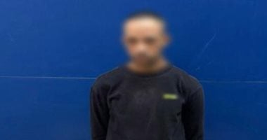 فيديو صادم فى بنى سويف.. رجل يعتدى على سيدة مسنة بصندوق بلاستيك المتهم