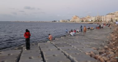 لحظات ساحرة مع نسيم البحر وغروب الشمس على كورنيش الإسكندرية.. فيديو