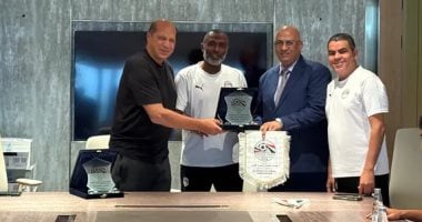 علاء نبيل يسلم سفير مصر بالسعودية درع اتحاد الكرة علاء نبيل