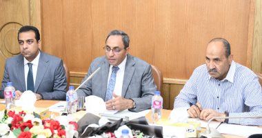 محافظ قنا يبحث معالجة النقاط السوداء على الطرق السريعة للحد من الحوادث