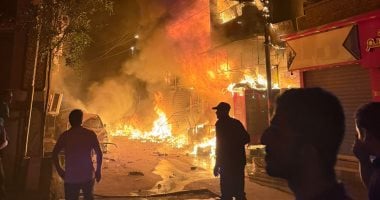 حريق فى منزل بسوهاج وإصابة 7 أشخاص بينهم أطفال باختناق.. صور محاولة السيطرة على الحريق وإخماده