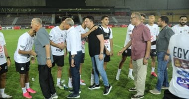 أبو ريدة للاعبى المنتخب: نثق فيكم وفى الجهاز الفنى على إسعاد الجماهير هانى أبو ريدة مع لاعبى منتخب مصر