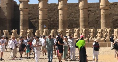 معابد الكرنك تشهد إقبالا سياحيا كبيرا مع تحسن حالة الطقس تدريجياً.. صور