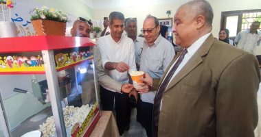 آيس كريم وفشار.. وكيل تعليم الأقصر يفتتح منفذ الوحدة المنتجة فى مدرسة بأرمنت.. صور