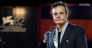 شارات فلسطين فى القلب والشال الفلسطينى بمهرجان فينيسيا من جديد لينو موسيلا