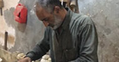 الهاند ميد يتحدى الآلات.. حكاية خراطة الأخشاب وصناعة الشمسيات.. ورشة صغيرة بالمحلة تحافظ على مهنة الخراطة من الاندثار.. والأسطى حمدى عوف يحوّل جذوع الأشجار إلى منتجات يدوية فريدة وسط غزو الماكينات الحديثة.. صور الهاند ميد يتحدى الآلات