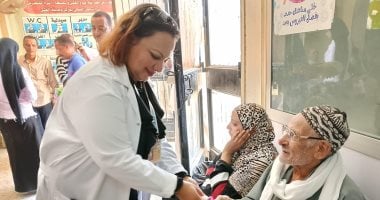 طبيبة قبطية توزع حلوى المولد النبوى على المترددين بعيادات التأمين الصحى بالفشن