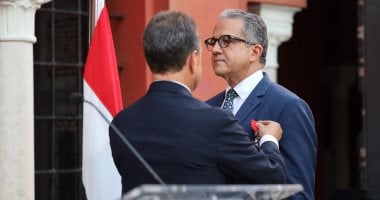 وزير الثقافة يهنئ الدكتور خالد العنانى بمنحه وسام جوقة الشرف الفرنسى