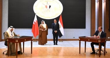 رئيس الوزراء وولى عهد البحرين يشهدان توقيع 8 وثائق تعاون مشترك بين البلدين