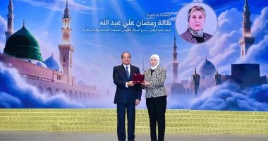 وزيرة التضامن تهنئ مديرة مركز البحوث الاجتماعية بعد تكريم الرئيس السيسى لها