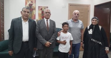 وكيل تعليم الإسماعيلية يكرم الطالب على صالح صاحب الموهبة الفريدة فى الحساب السريع