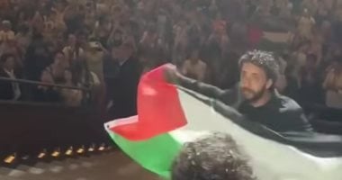هتاف غزة يدوى فى مهرجان فينسيا بعد رفع بطل فيلم صوت هند رجب علم فلسطين (فيديو)