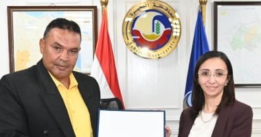 مع الإرادة مفيش مستحيل.. من عامل نظافة لباحث دكتوراه فى القانون.. عم محمد سلام أشهر قصة كفاح: الشغل مفهوش عيب طالما بالحلال.. طول ما عندك عزيمة هتصنع المعجزات وطموحى بلا حدود.. ومحافظ البحيرة تكرمه.. فيديو وصور