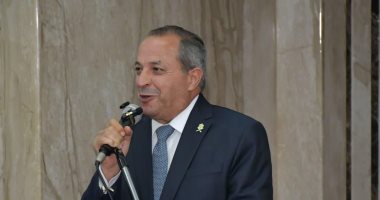 وزع الحلوى على المواطنين.. محافظ بورسعيد يشارك باحتفالية المولد النبوى.. فيديو